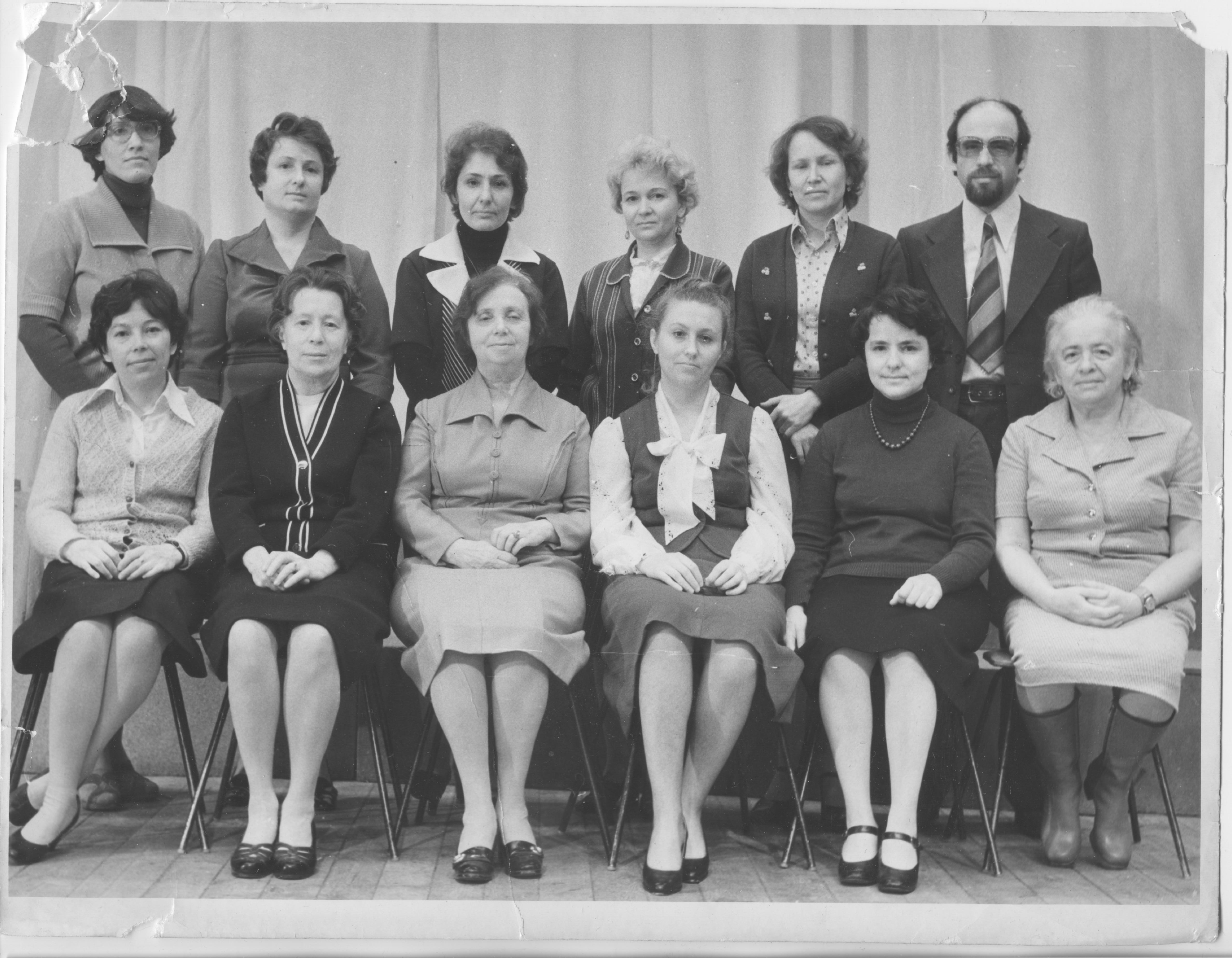 (На фото 1979 г. В первом ряду (слева направо): Н.А. Токарева, Е.Е. Герасимова, Д.С. Ходяшева, В.В. Галян, Л.А. Борисова, Т.М. Хазанзун. Стоят: Н.В. Гудзь, Т.И. Шадрова, Л.Е. Латышева, А.В. Фишер, Г.В. Герасимова, М.З. Хазанзун.)